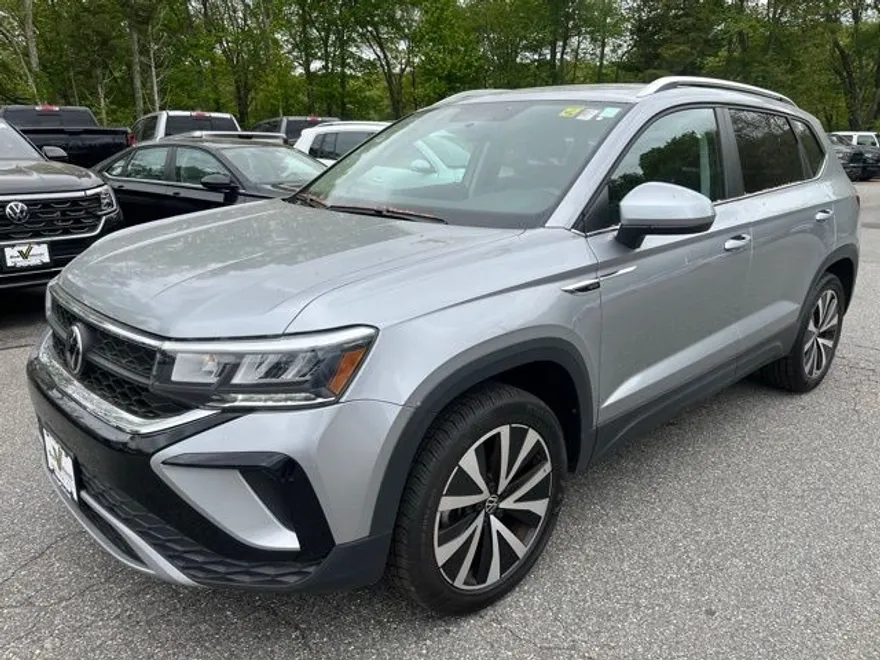 2022 Volkswagen Taos SE photo 1