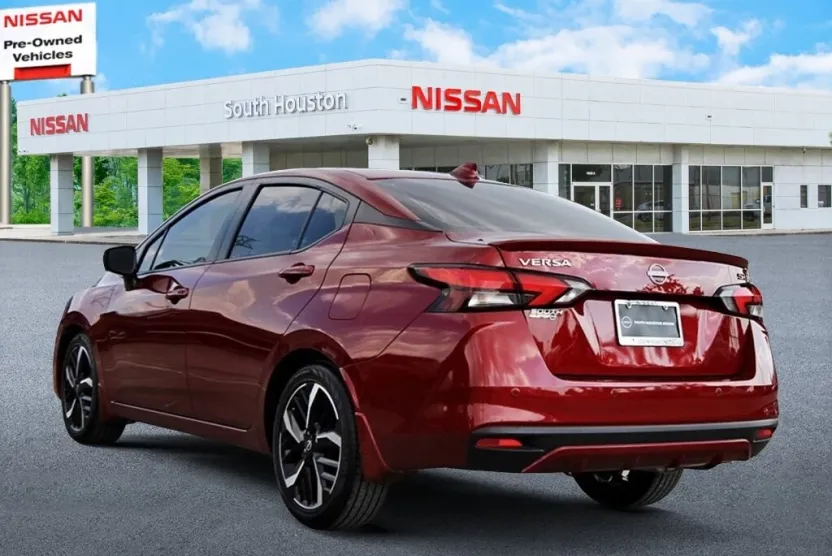 2024 Nissan Versa 1.6 SR photo 1