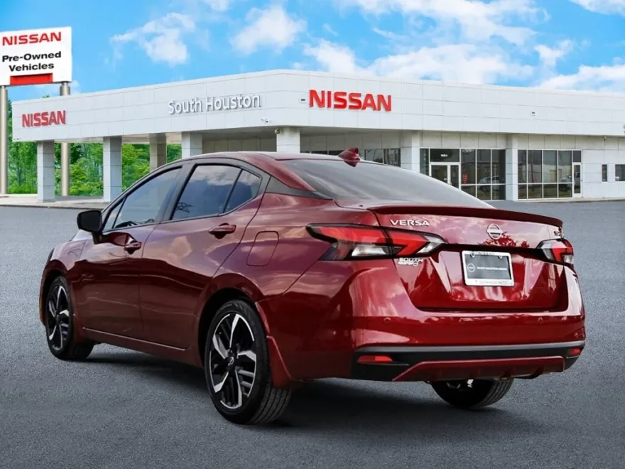 2024 Nissan Versa 1.6 SR photo 1