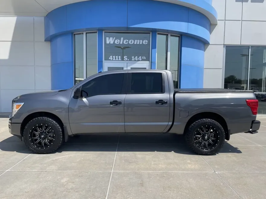 2021 Nissan Titan SV photo 1