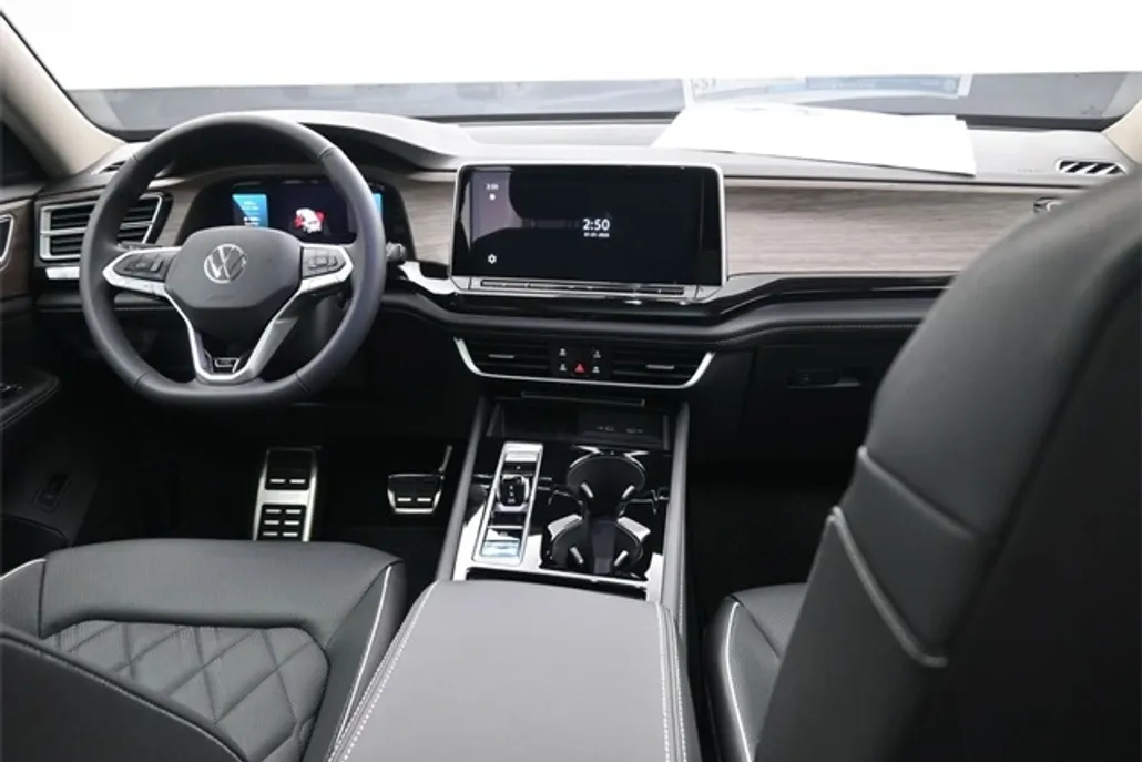 2025 Volkswagen Atlas SEL Premium R-Line photo 1