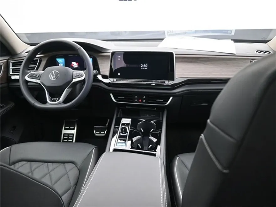 2025 Volkswagen Atlas SEL Premium R-Line photo 1
