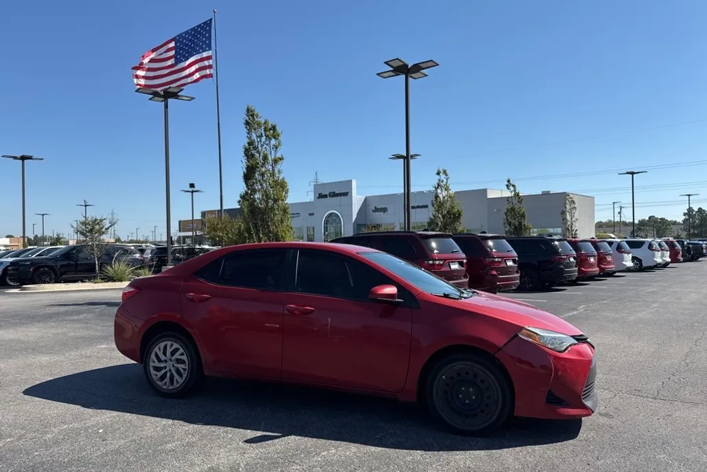 2017 Toyota Corolla LE photo 1