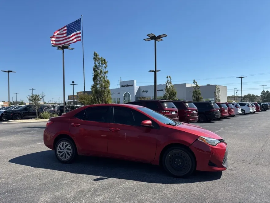 2017 Toyota Corolla LE photo 1