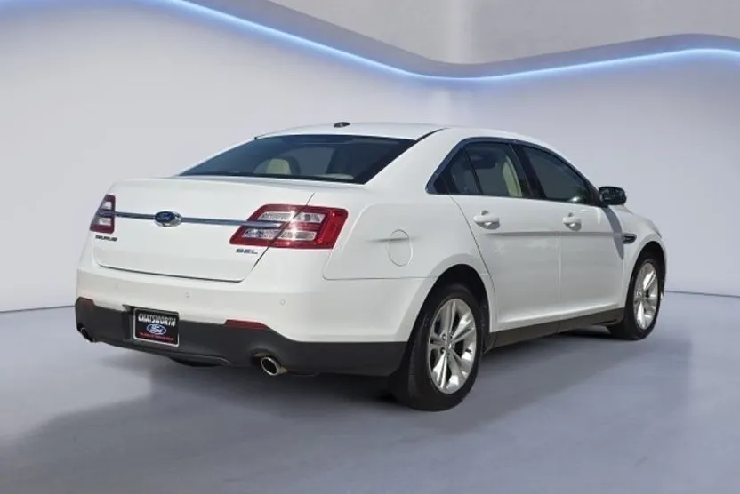 2015 Ford Taurus SEL photo 1