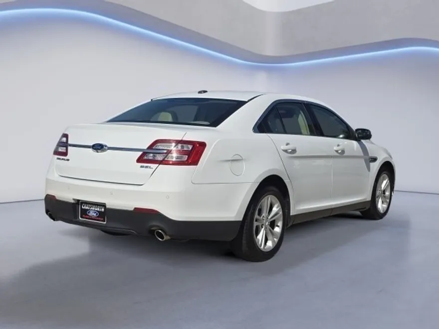 2015 Ford Taurus SEL photo 1