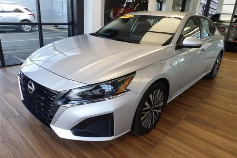 2023 Nissan Altima 2.5 SV photo 1
