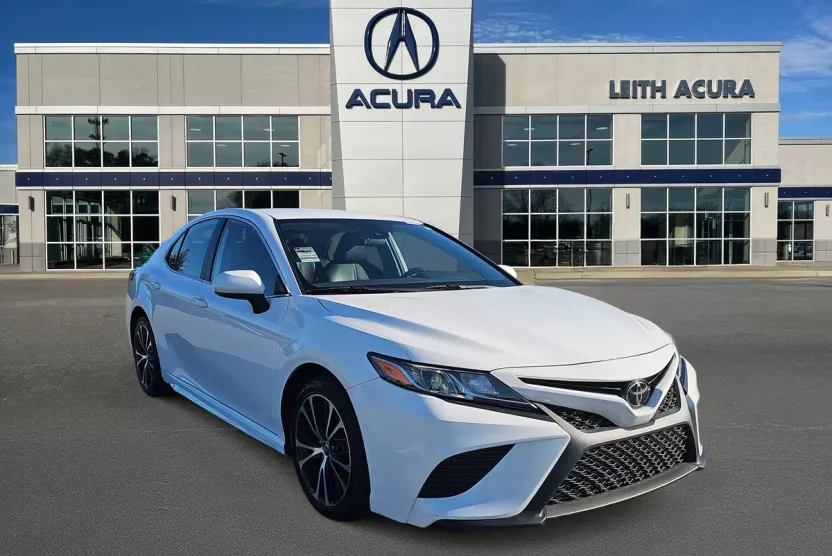 2020 Toyota Camry SE photo 1
