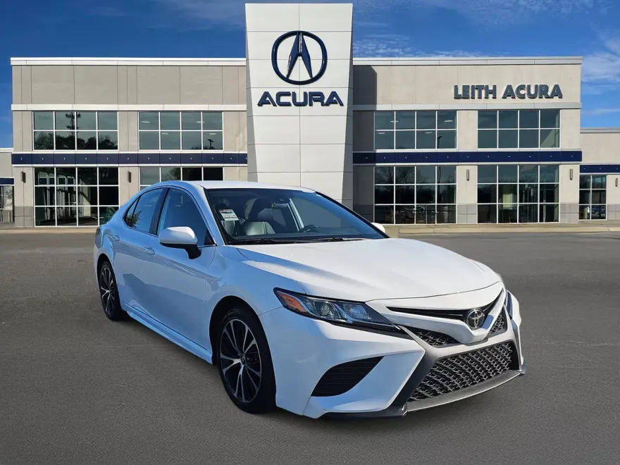 2020 Toyota Camry SE photo 1
