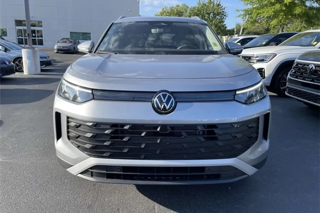 2025 Volkswagen Tiguan SE photo 1