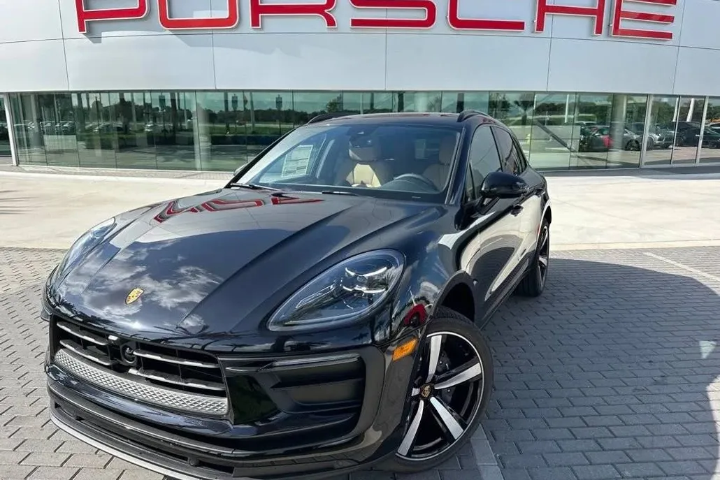 2025 Porsche Macan T photo 1