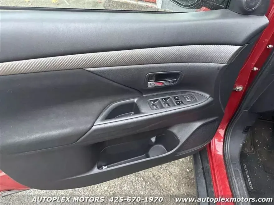 2017 Mitsubishi Outlander SE photo 1