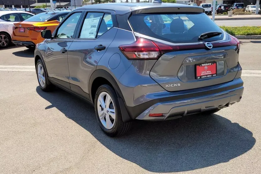 2025 Nissan Kicks Play S photo 1