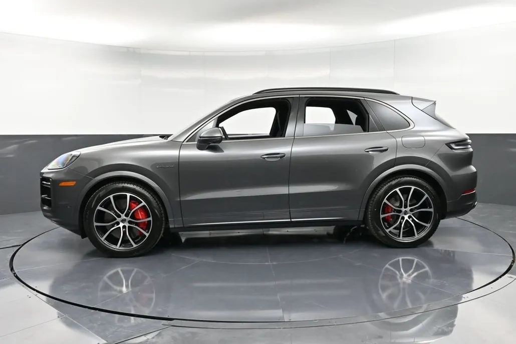 2025 Porsche Cayenne Turbo E-Hybrid photo 1