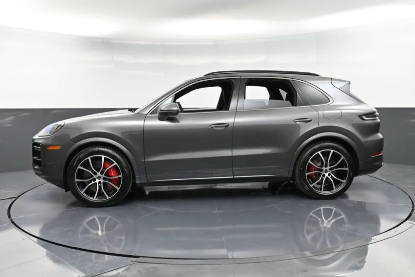 2025 Porsche Cayenne Turbo E-Hybrid photo 1