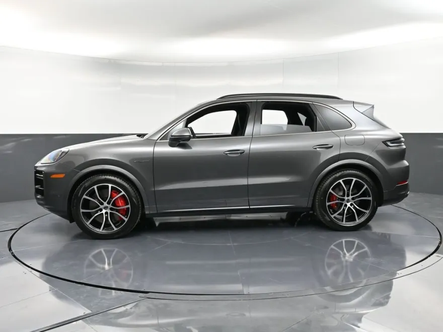 2025 Porsche Cayenne Turbo E-Hybrid photo 1