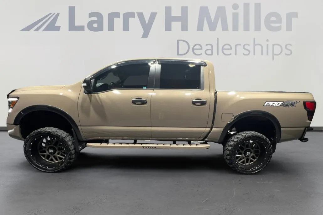 2023 Nissan Titan PRO-4X photo 1
