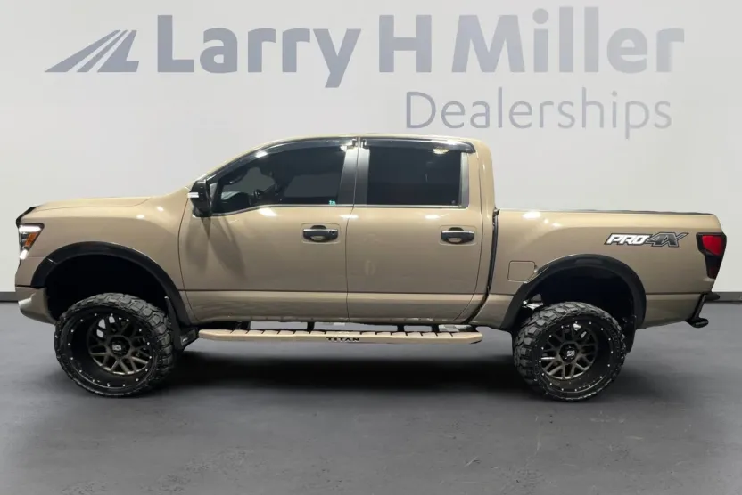 2023 Nissan Titan PRO-4X photo 1