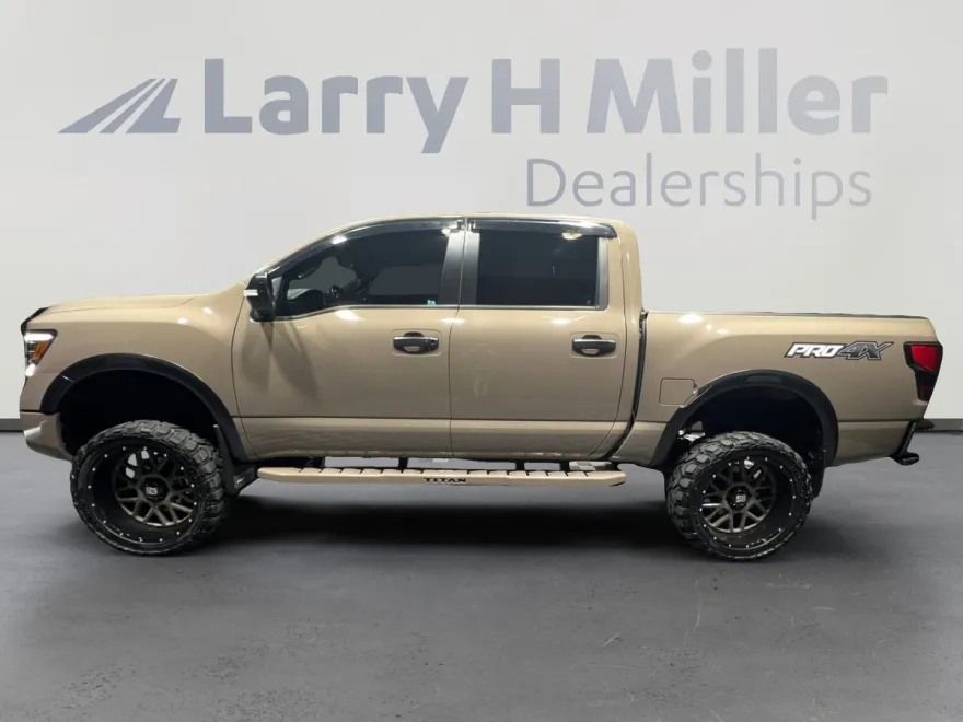 2023 Nissan Titan PRO-4X photo 1