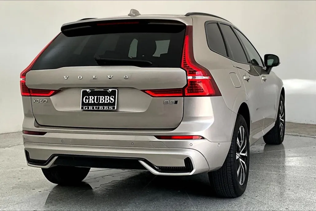 2025 Volvo XC60 Plus photo 1