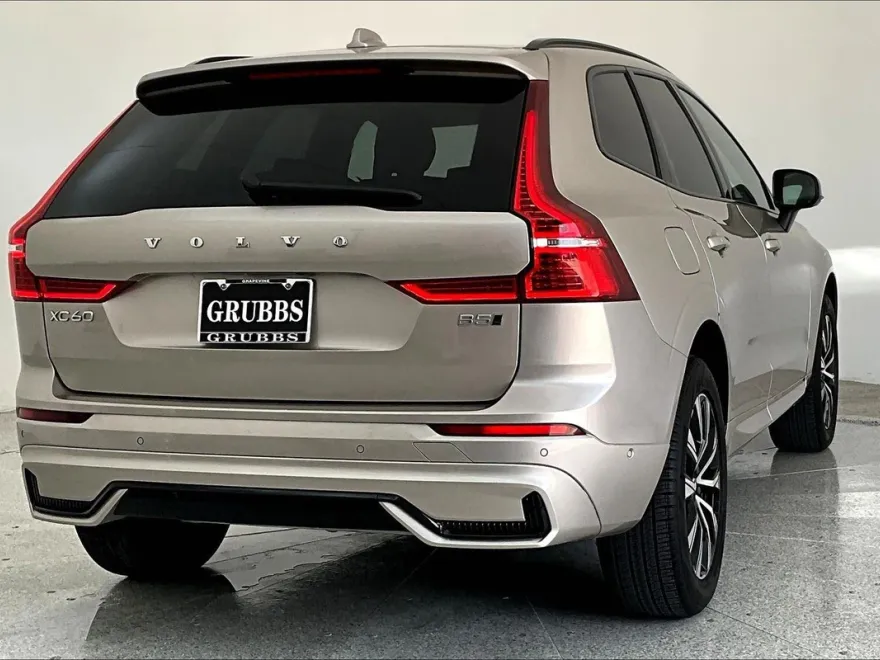 2025 Volvo XC60 Plus photo 1