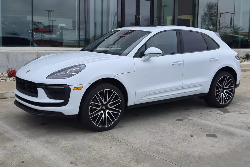 2024 Porsche Macan Base photo 1