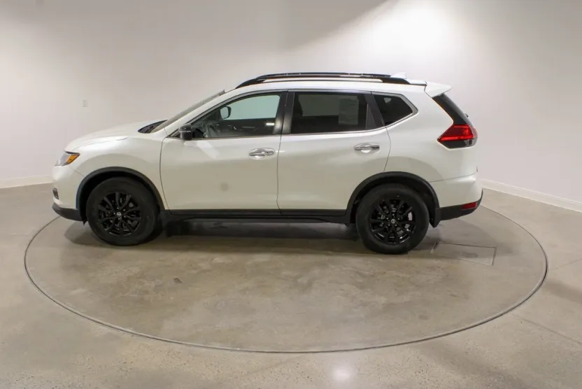 2017 Nissan Rogue SV photo 1