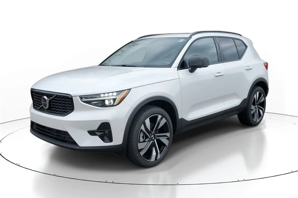 2025 Volvo XC40 Plus photo 1