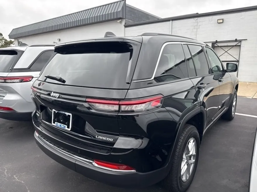 2025 Jeep Grand Cherokee Laredo photo 1