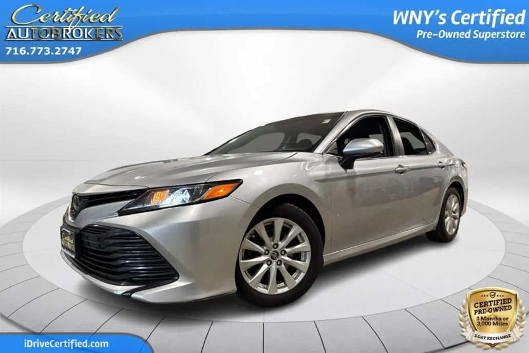 2018 Toyota Camry LE photo 1