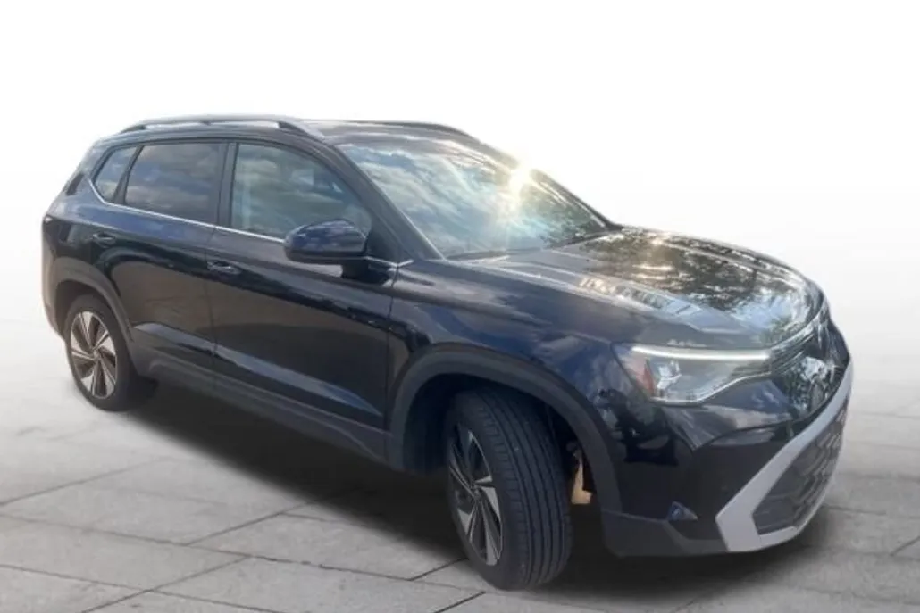 2025 Volkswagen Taos SE photo 1