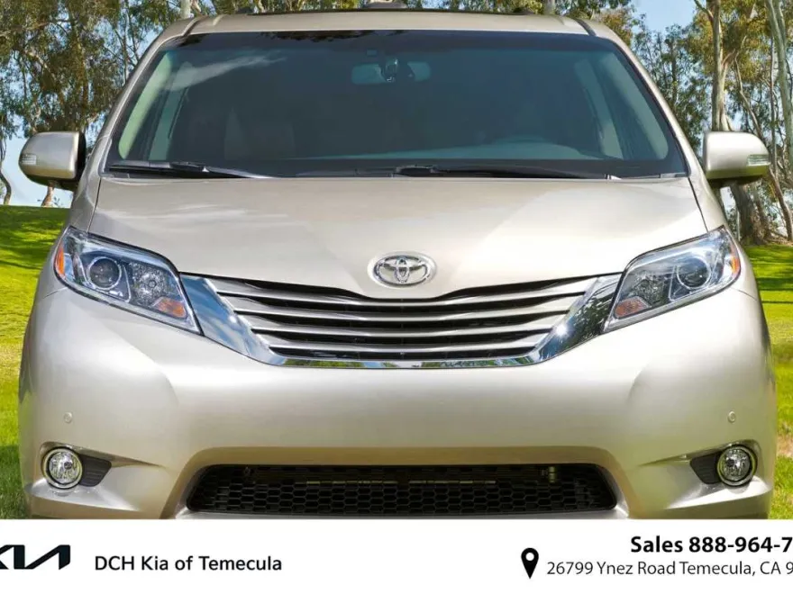 2015 Toyota Sienna L photo 1