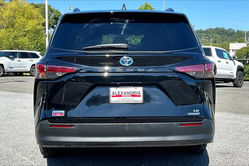 2022 Toyota Sienna LE photo 1