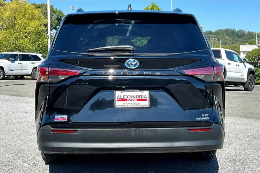 2022 Toyota Sienna LE photo 1