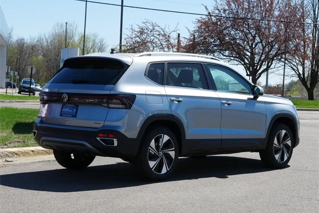 2025 Volkswagen Taos SE photo 1