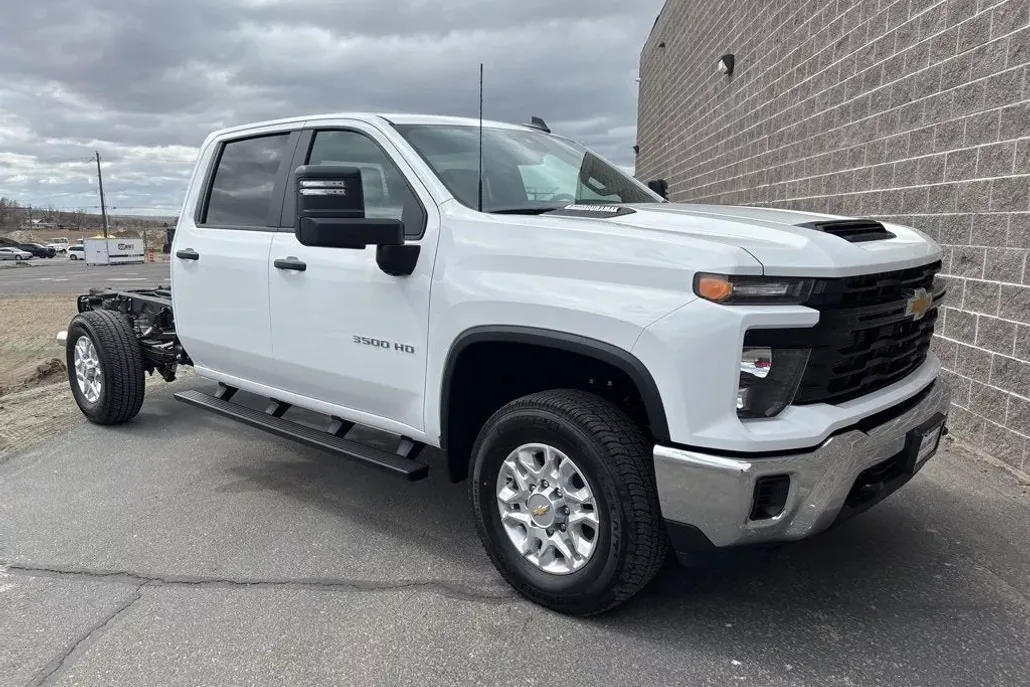 2025 Chevrolet Silverado 3500HD photo 1