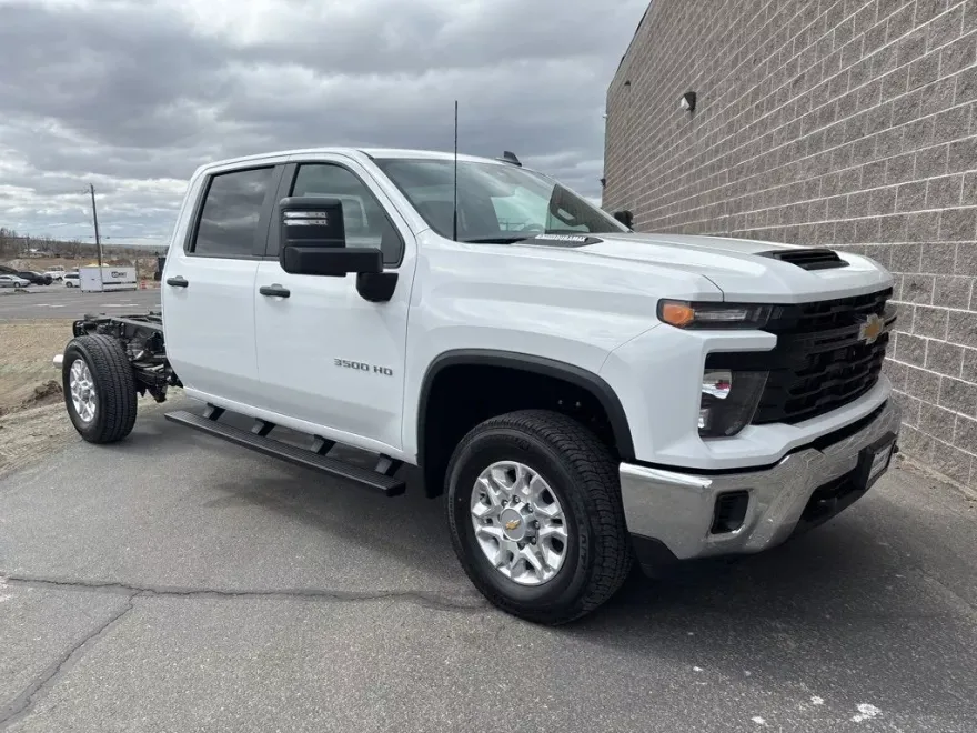2025 Chevrolet Silverado 3500HD photo 1