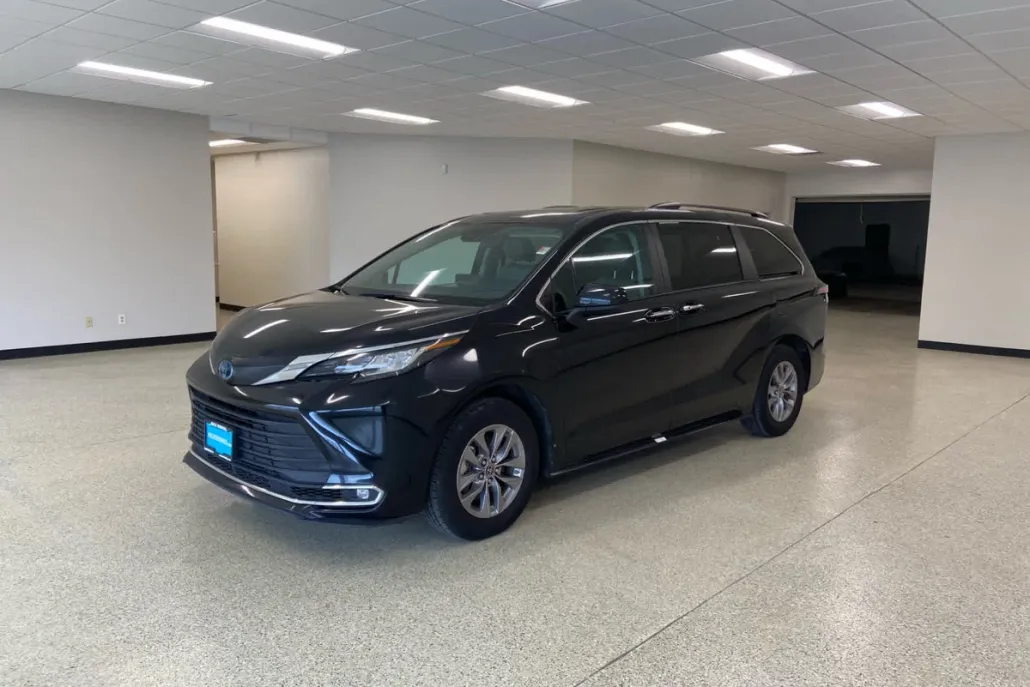 2023 Toyota Sienna XLE photo 1