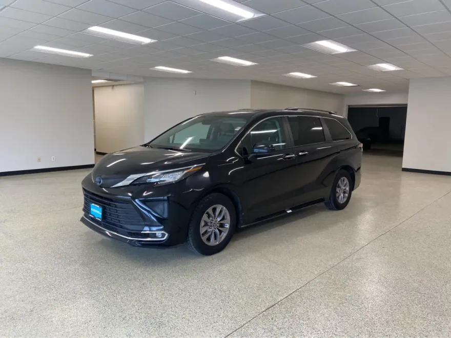 2023 Toyota Sienna XLE photo 1