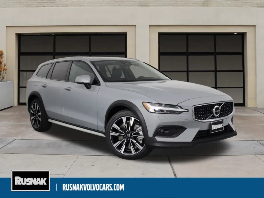 2026 Volvo V60 Cross Country B5 photo 1