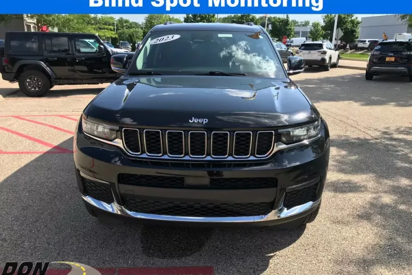 2023 Jeep Grand Cherokee Limited photo 1