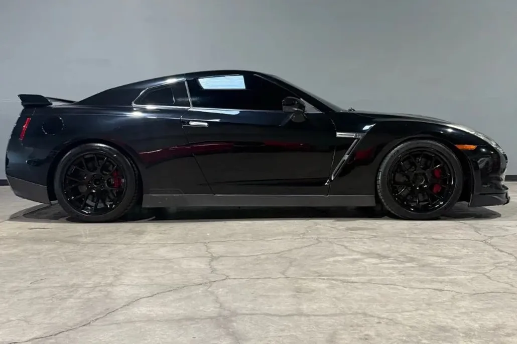 2010 Nissan GT-R Premium photo 1