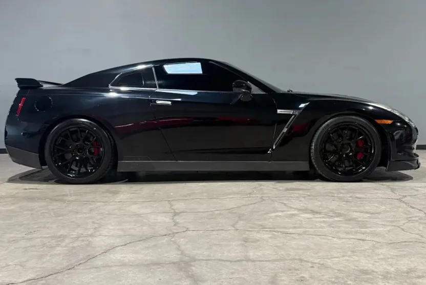 2010 Nissan GT-R Premium photo 1
