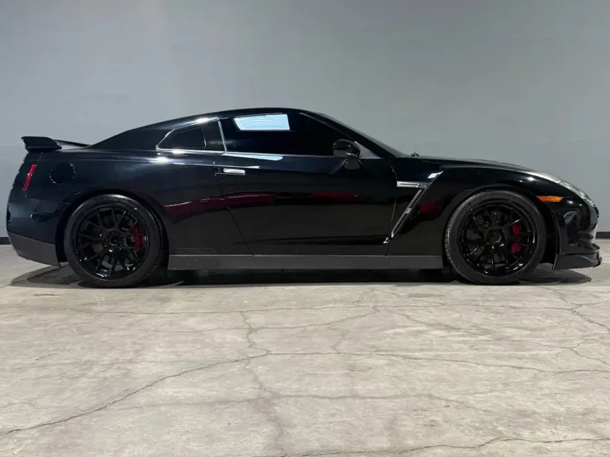2010 Nissan GT-R Premium photo 1
