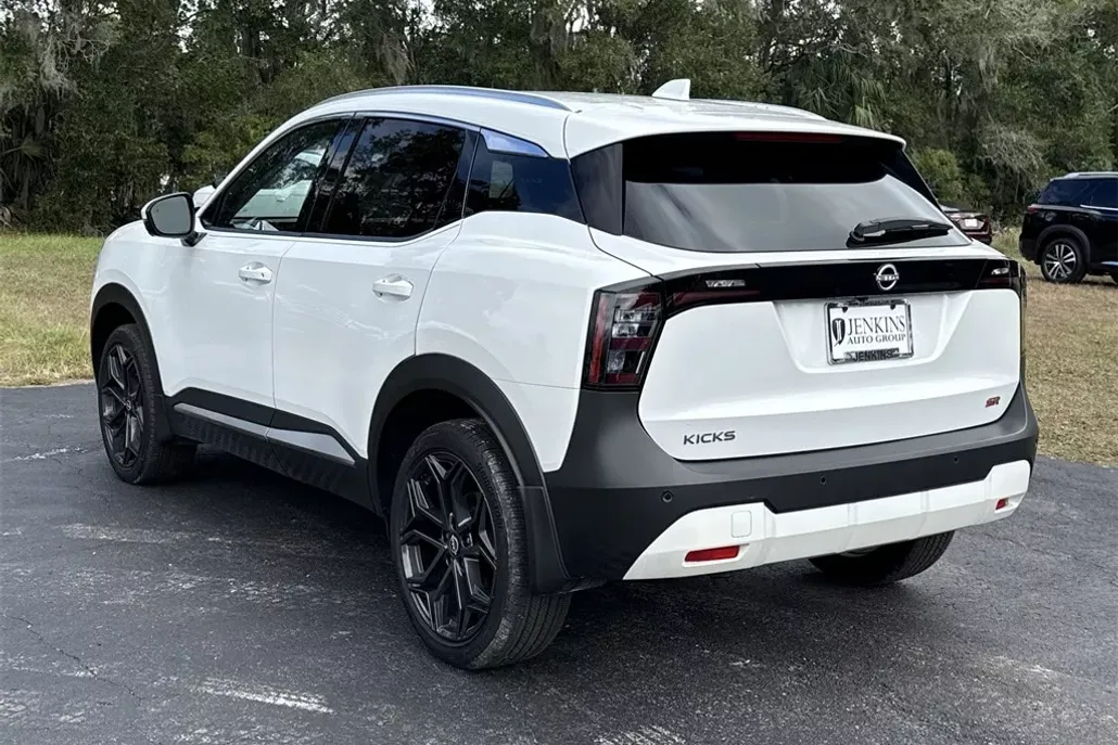 2025 Nissan Kicks SR photo 1
