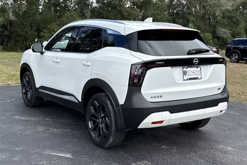 2025 Nissan Kicks SR photo 1
