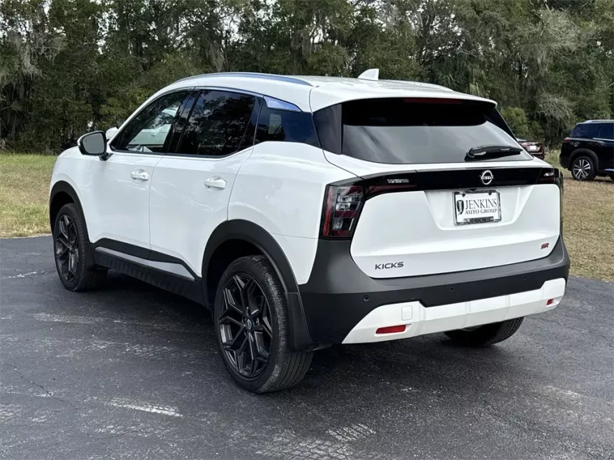 2025 Nissan Kicks SR photo 1