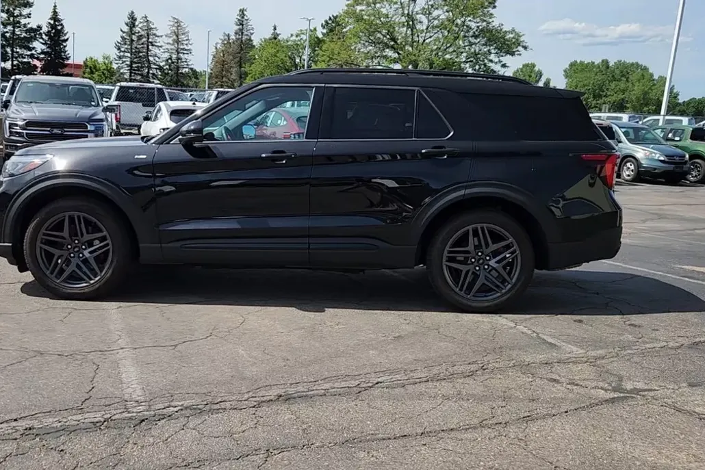 2025 Ford Explorer ST-Line photo 1