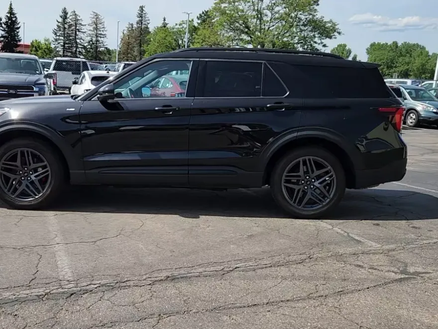 2025 Ford Explorer ST-Line photo 1