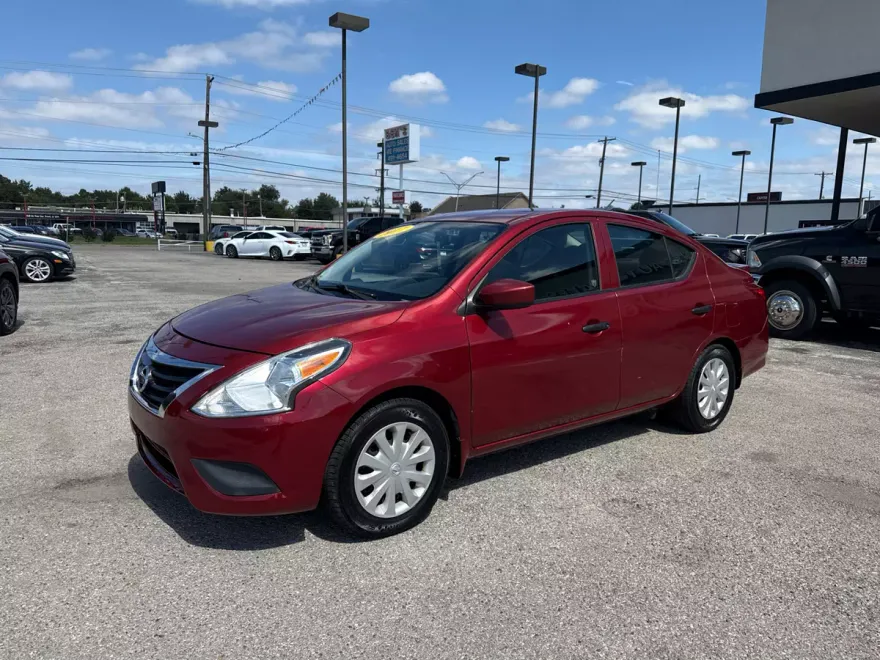 2017 Nissan Versa 1.6 Sedan photo 1